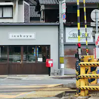 ทางข้ามรถไฟด้านทิศใต้ของสถานีคิโนะซากิน้ำพุร้อนเป็นจุดสังเกต
