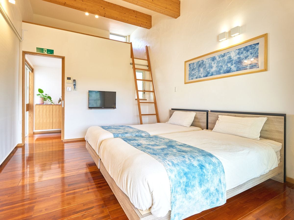 ห้องพักสไตล์ตะวันตกพร้อมชั้นลอย ขนาด 12 เสื่อญี่ปุ่น รองรับได้สูงสุด 3 ท่าน