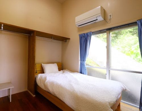 リビングルーム内にはベッド1台