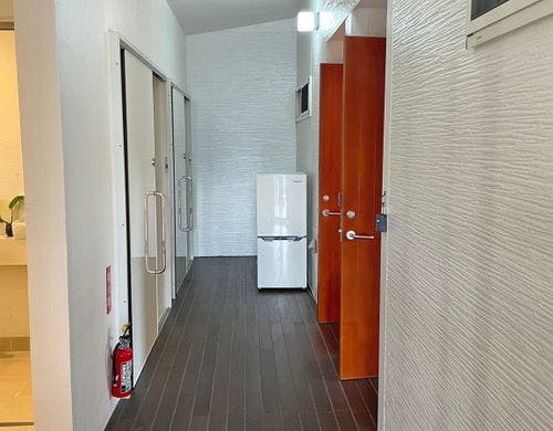 各部屋の外に専用トイレとシャワールーム
