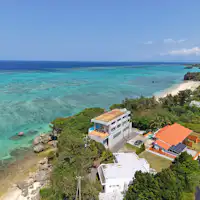 อาคารกระเบื้องสีส้มคือที่พักของเราค่ะ♪