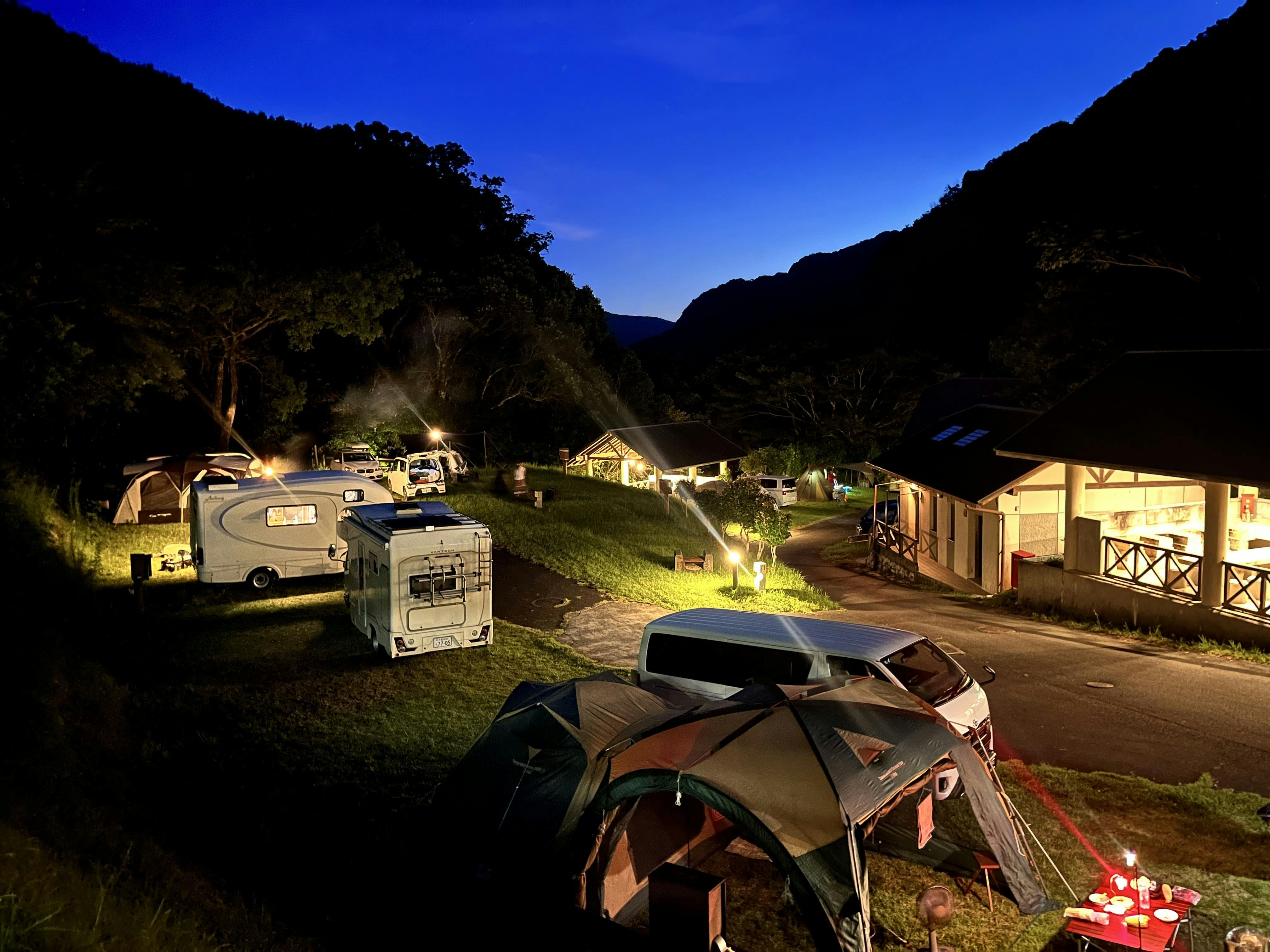 พื้นที่แคมป์ในยามค่ำคืนดูราวกับอยู่ในโลกแห่งความฝันด้วยแสงไฟ