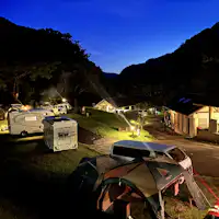 พื้นที่แคมป์ในยามค่ำคืนดูราวกับอยู่ในโลกแห่งความฝันด้วยแสงไฟ