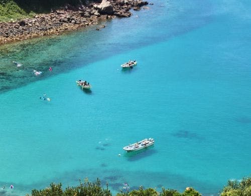 エメラルドブルーに輝く海