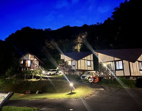 夜のキャンプエリアはライトで幻想的