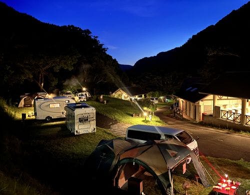 夜のキャンプエリアはライトの光で幻想的に