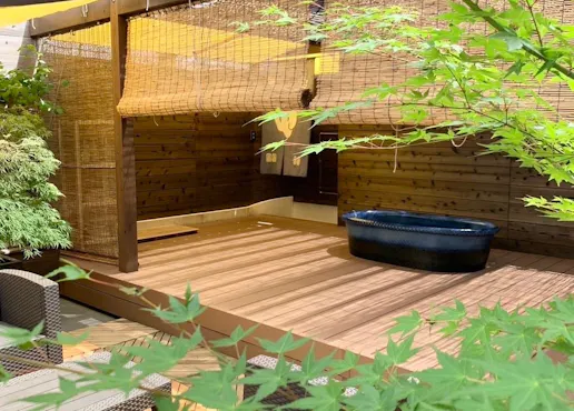 ออนเซ็นกลางแจ้งบนดาดฟ้า