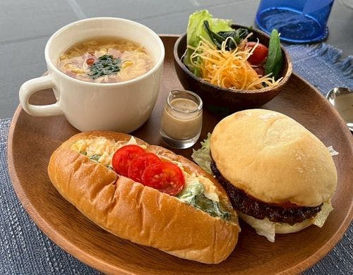 晴れた日はテラスでの朝食が最高です！