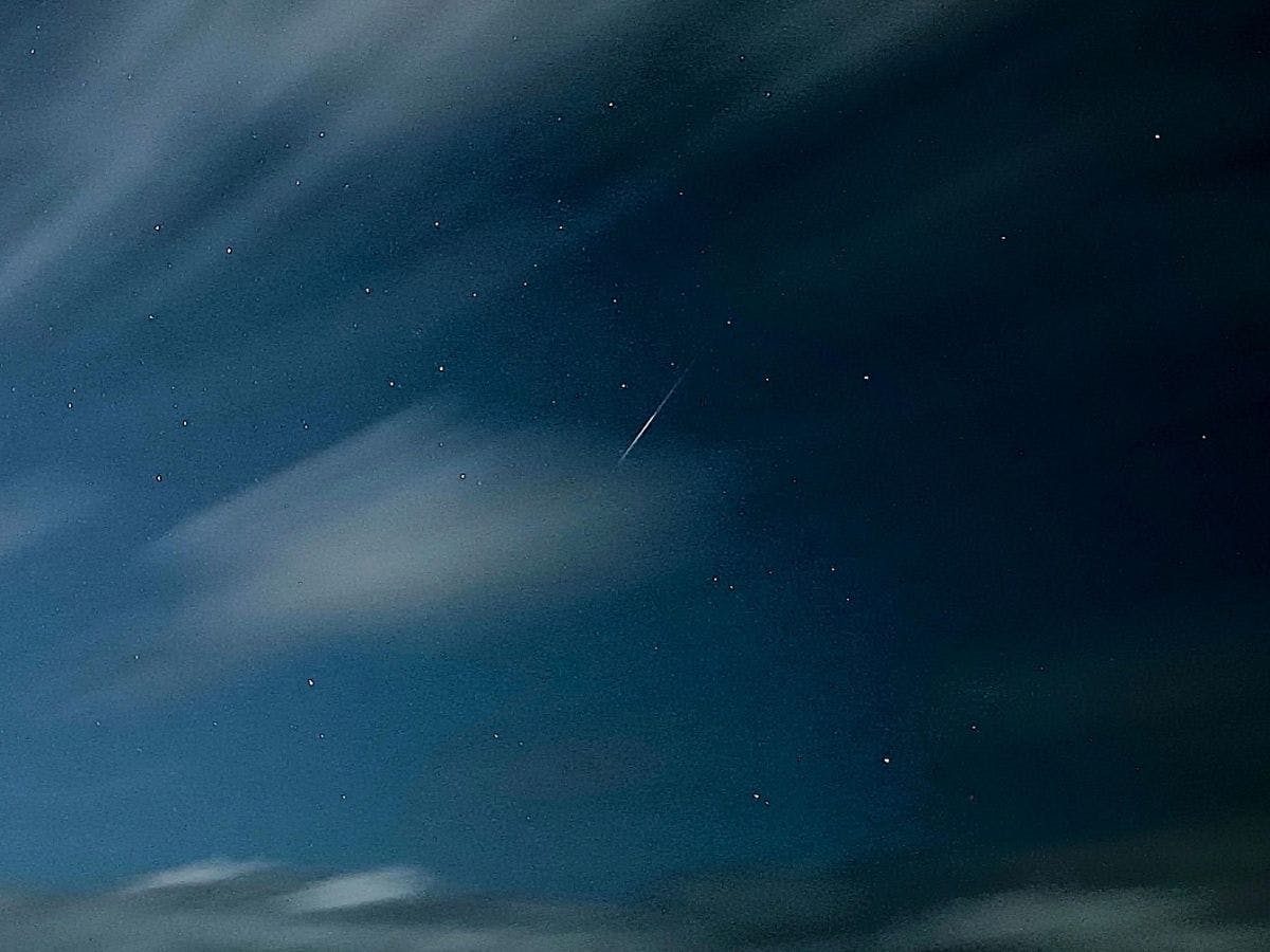 สามารถมองเห็นท้องฟ้าที่เต็มไปด้วยดวงดาวจากที่พัก