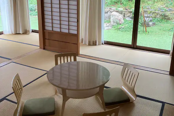 Kamar bergaya Jepang seluas 10 tatami dengan serambi seluas 7 tatami