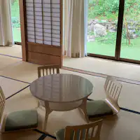 Kamar bergaya Jepang seluas 10 tatami dengan serambi seluas 7 tatami