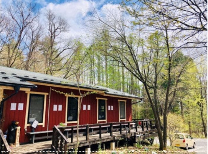 ร้านปิ้งย่างที่มีภายนอกเป็นบ้านไม้ซุงสีแดงสวยงาม