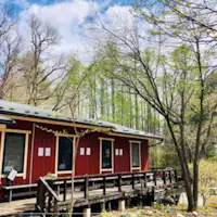 ร้านปิ้งย่างที่มีภายนอกเป็นบ้านไม้ซุงสีแดงสวยงาม