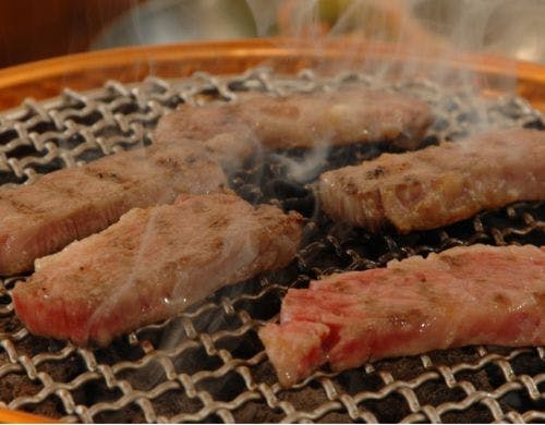 炭火を囲みながら、大切な方との楽しい時間