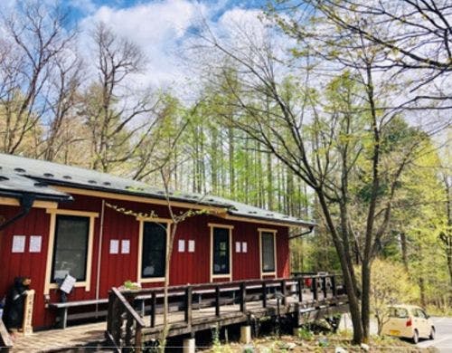 赤いログハウスの素敵な外観の焼肉屋さん