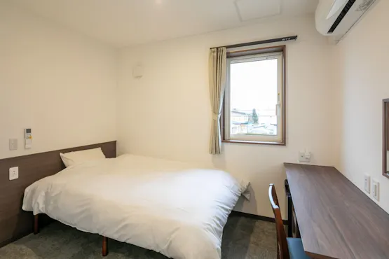 Kamar Semi-Double dengan Tempat Tidur Lebar 120 cm