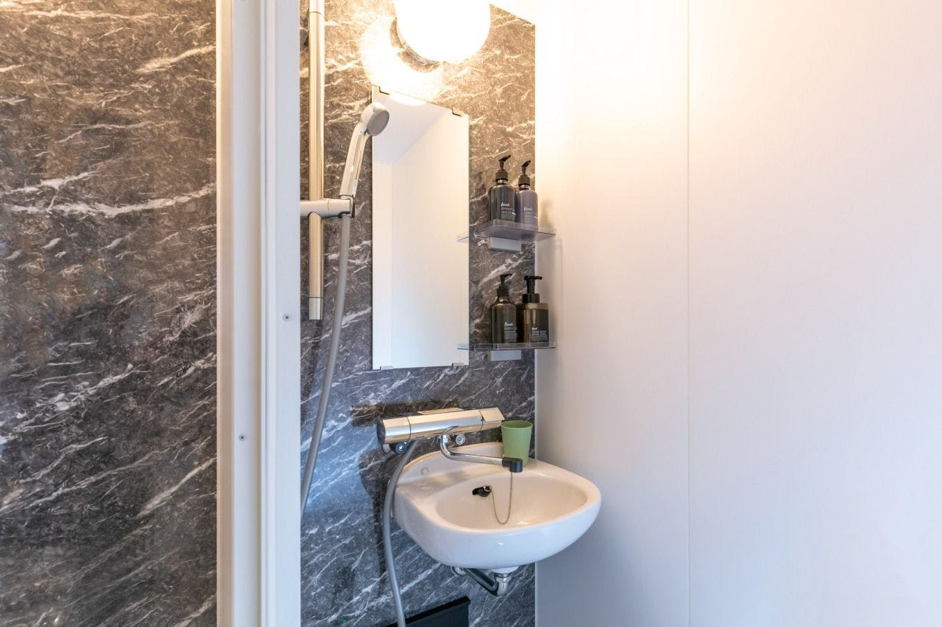 Semua kamar dilengkapi dengan toilet dan shower.