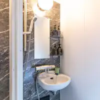 Semua kamar dilengkapi dengan toilet dan shower.