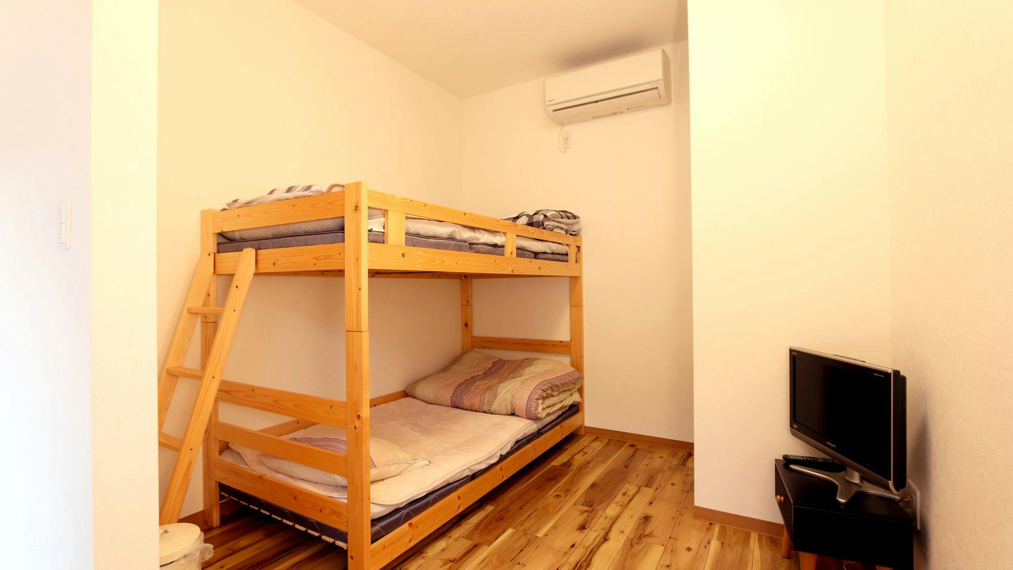 Kamar sederhana dengan 1 tempat tidur double.