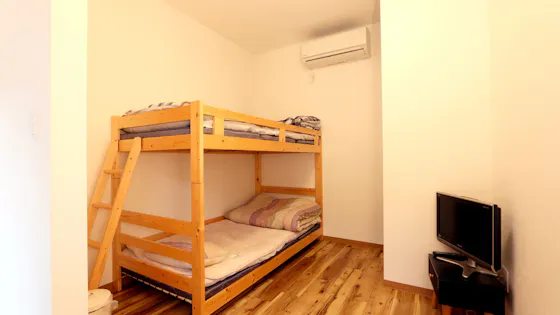 Kamar sederhana dengan 1 tempat tidur double.