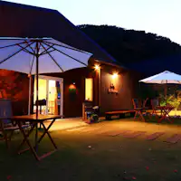 Tampilan eksterior pada malam hari