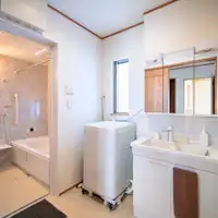 ห้องแต่งตัวที่สะดวกสบาย พร้อมอ่างล้างหน้าและเครื่องซักผ้า