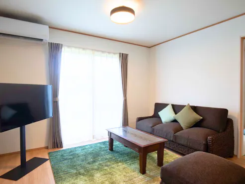 ห้องนั่งเล่นที่สว่างและอบอุ่นน่าอยู่