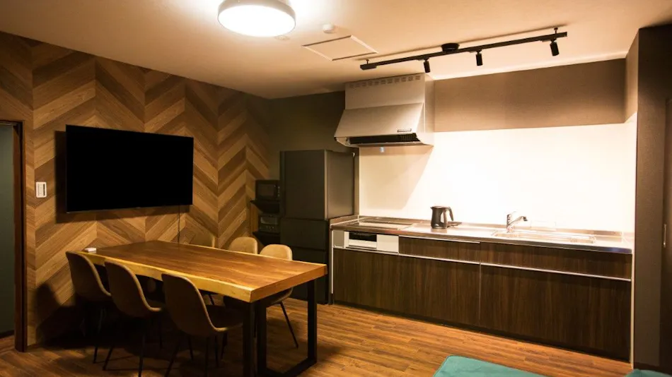 One group per day, near the station — First Avenue House
