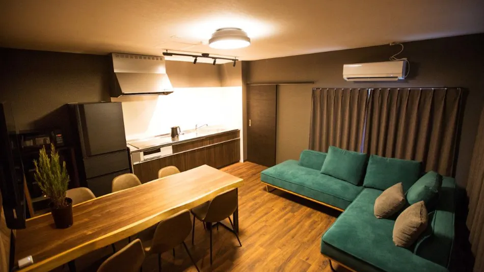 One group per day, near the station — First Avenue House