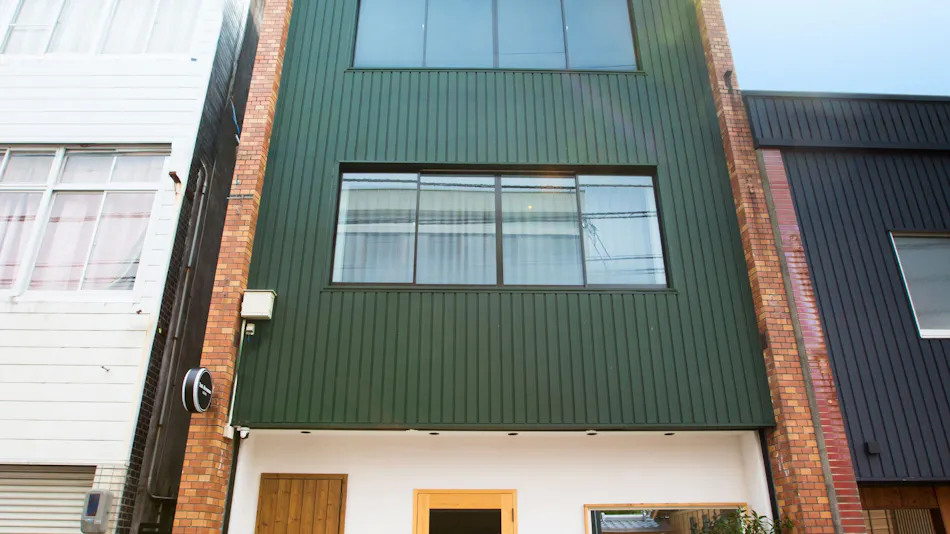 One group per day, near the station — First Avenue House