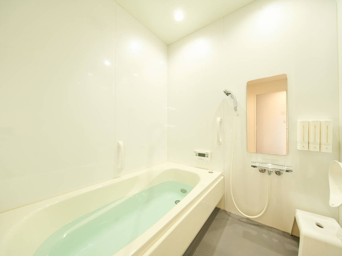 Kamar mandi: Bak mandi untuk berendam dengan nyaman.