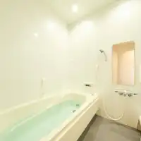 Kamar mandi: Bak mandi untuk berendam dengan nyaman.