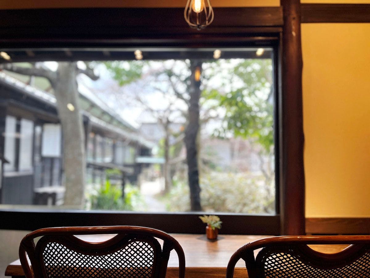 คาเฟ่ในโกดัง “โมมิจิ”_ที่นั่งเคาน์เตอร์สำหรับ 2 ท่าน*