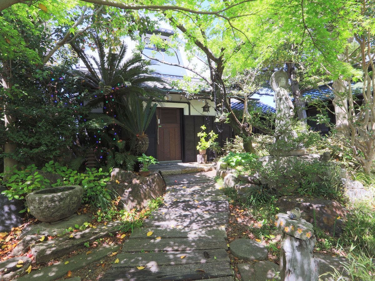 คุระคาเฟ่ “โมมิจิ” (ภายนอกอาคาร)