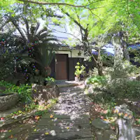 คุระคาเฟ่ “โมมิจิ” (ภายนอกอาคาร)