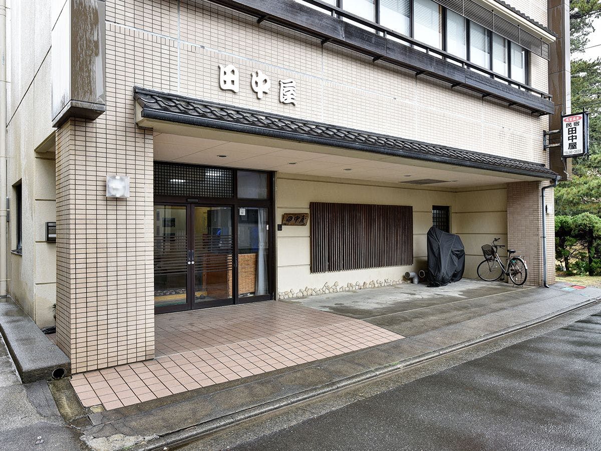 *Tampilan luar penginapan kami. Laut tepat di depan mata!