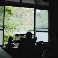 Menghabiskan waktu dengan santai memandang ke luar juga merupakan waktu yang berharga.