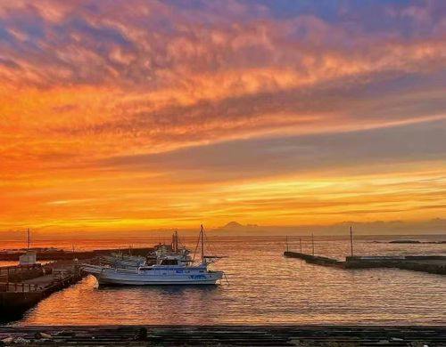 夕暮れには海と空がオレンジ色に染まります
