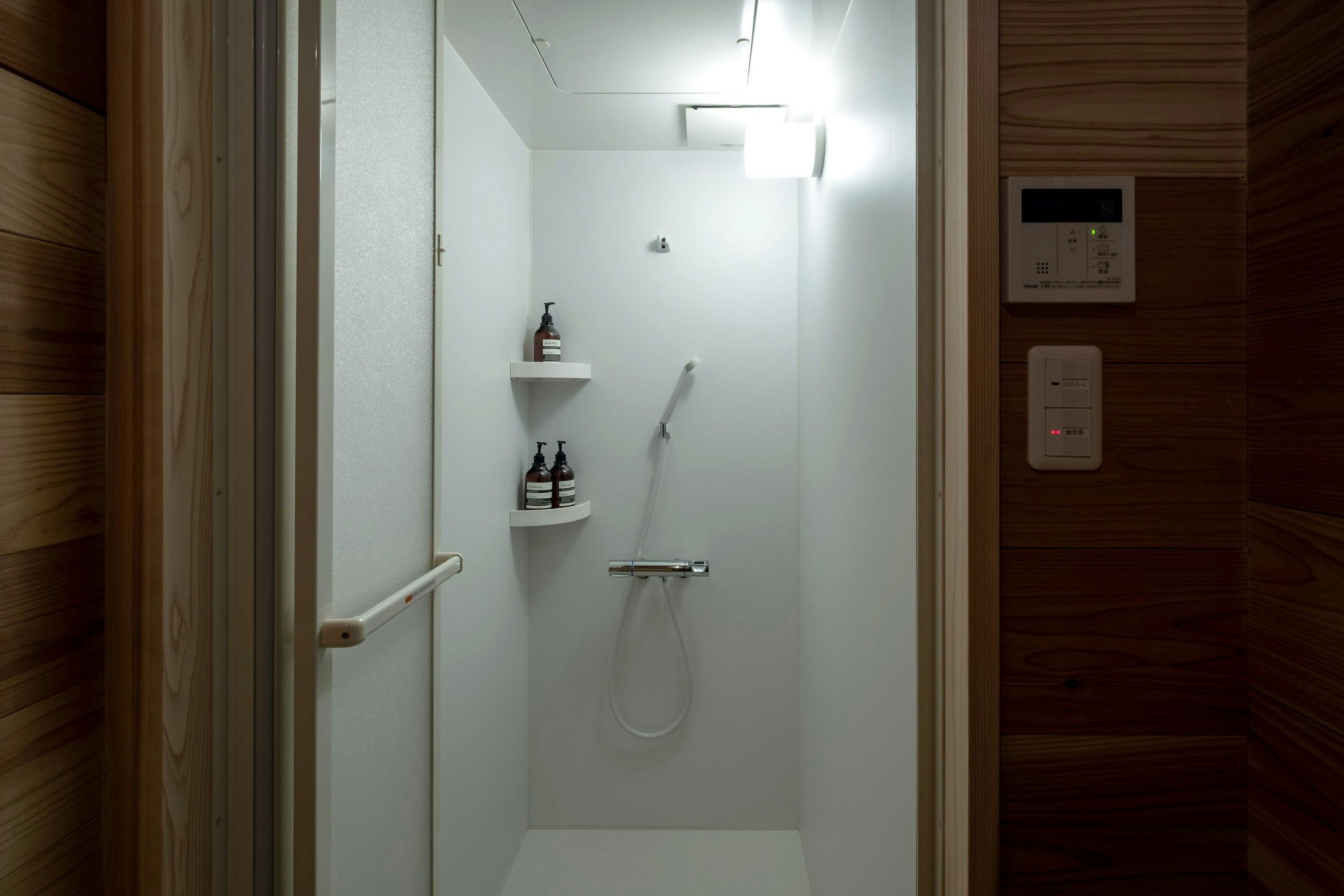 Kamar mandi dengan shower