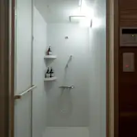 Kamar mandi dengan shower