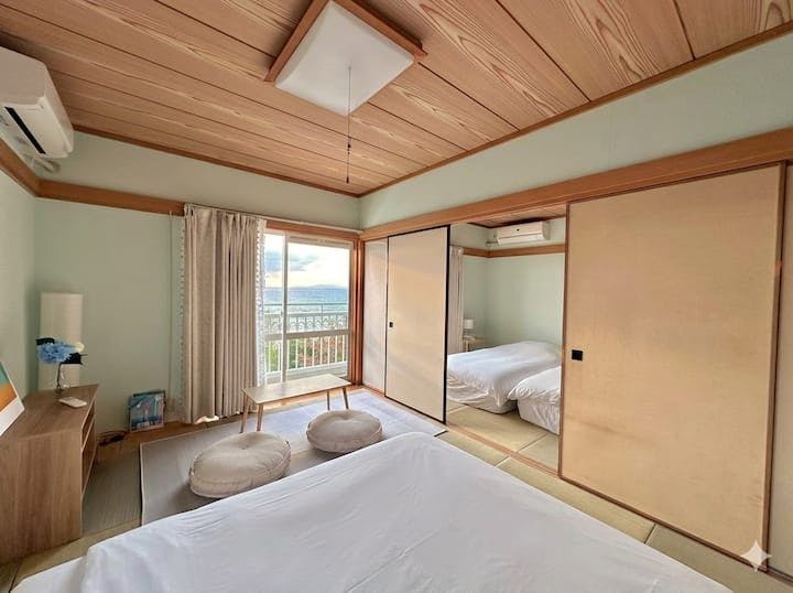 Kamar bergaya Jepang dengan pemandangan laut