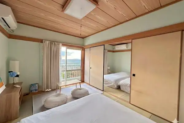 Kamar bergaya Jepang dengan pemandangan laut