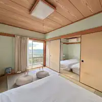 Kamar bergaya Jepang dengan pemandangan laut