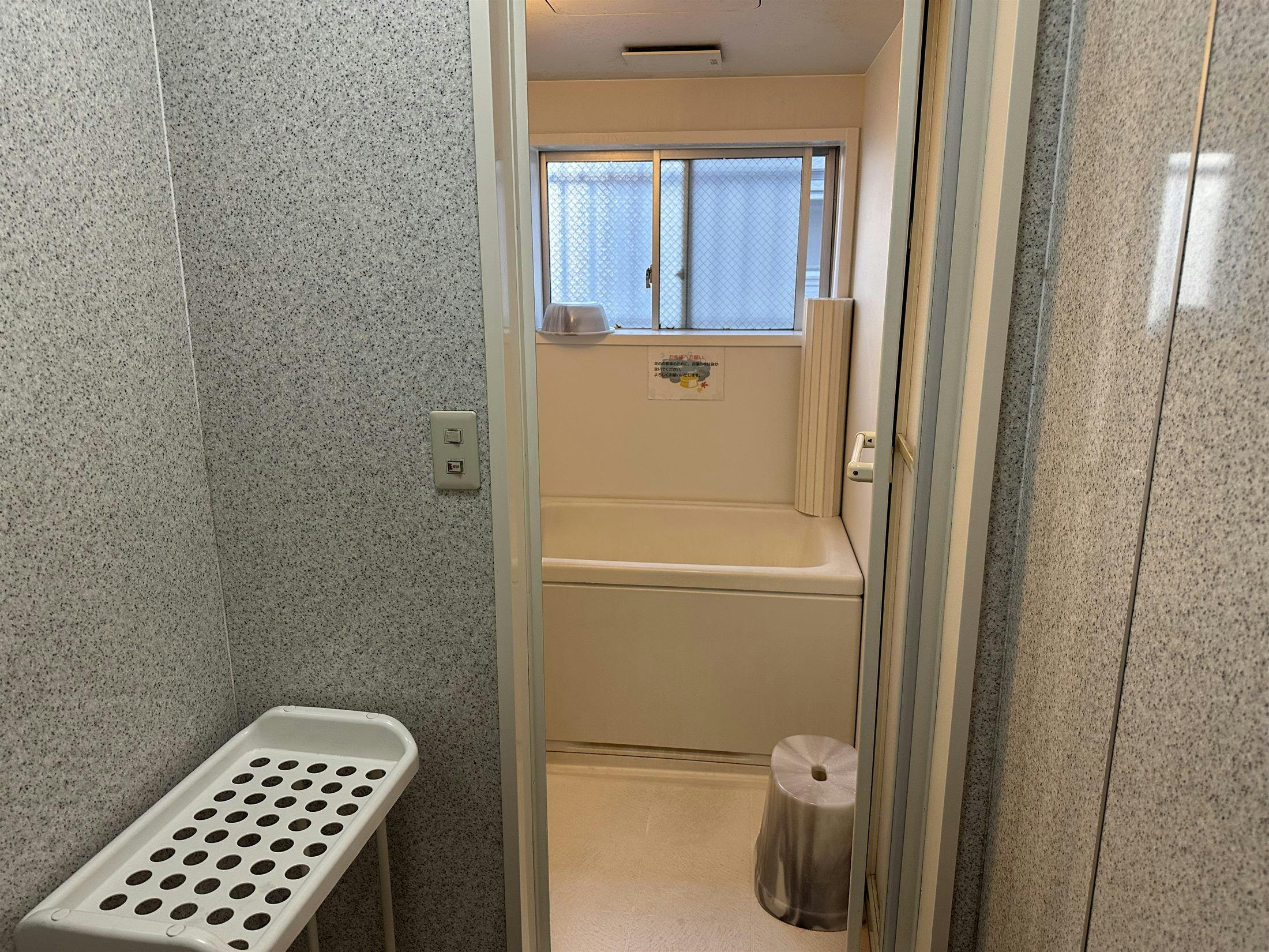 Pintu masuk kamar mandi dilihat dari area ganti pakaian
