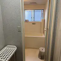 Pintu masuk kamar mandi dilihat dari area ganti pakaian