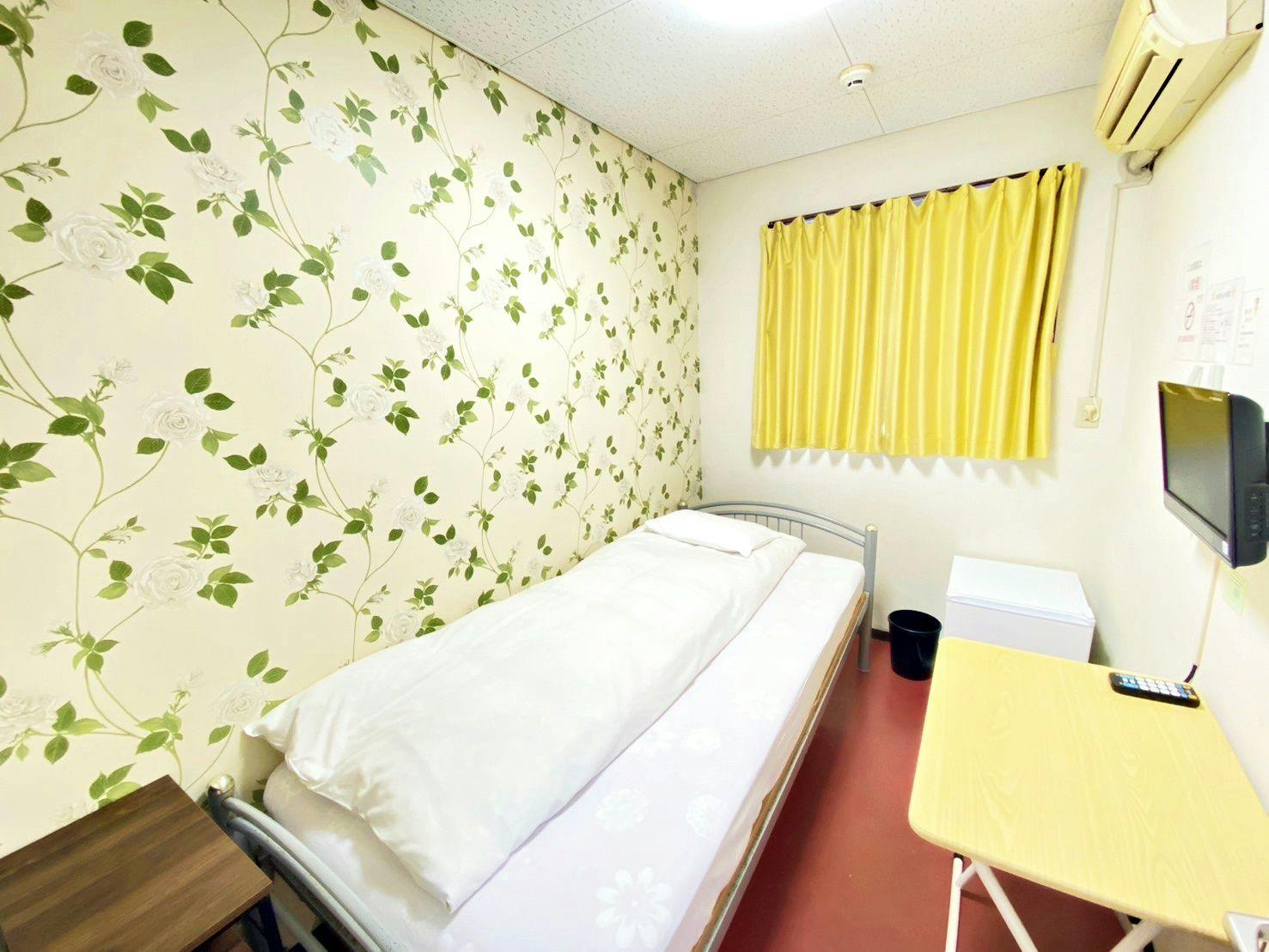 Kamar Single (dinding bermotif bunga mawar)