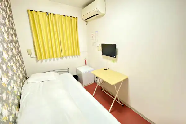 Kamar tamu dilengkapi AC, kulkas, dan TV.