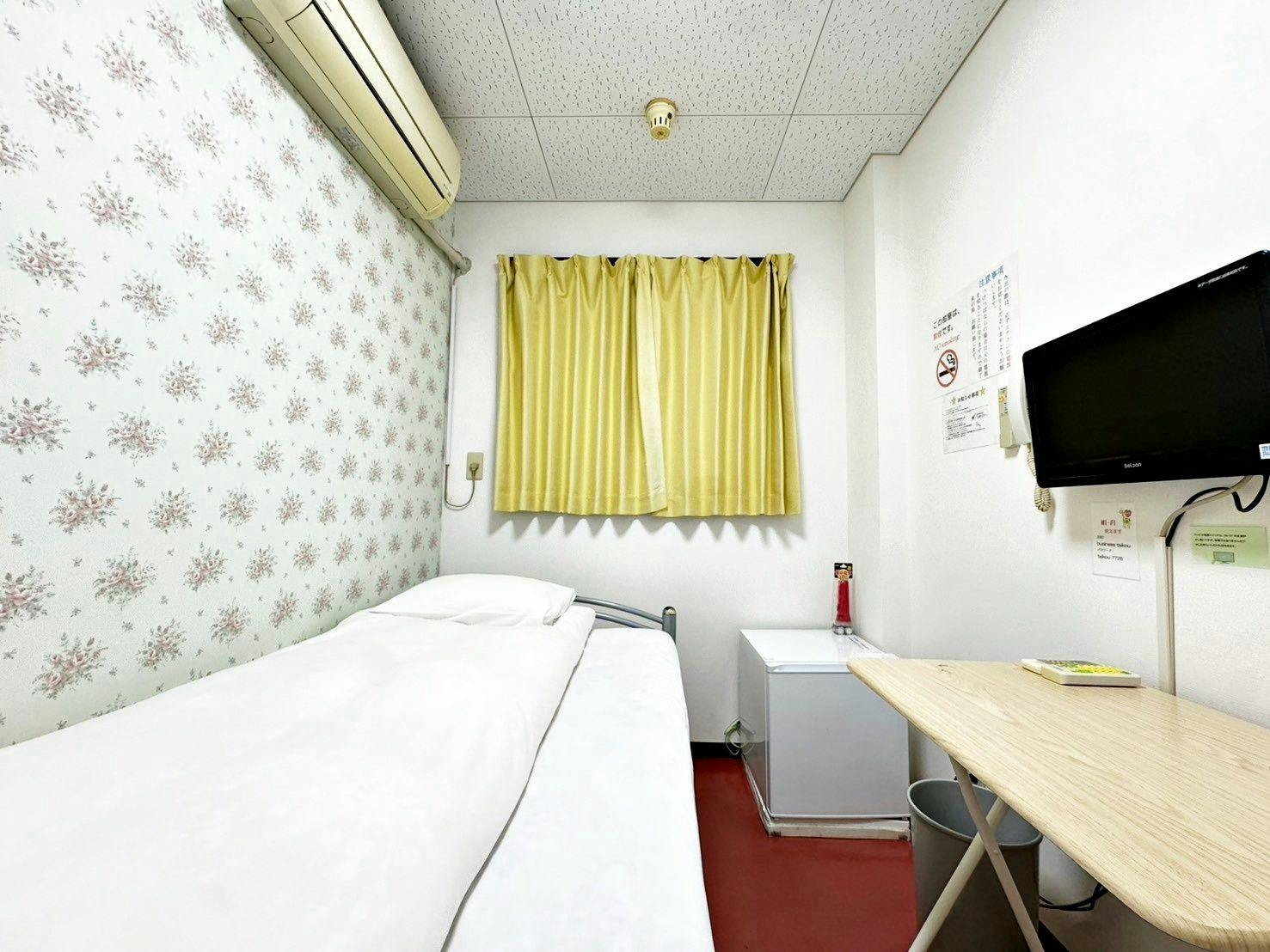 Kamar Single dengan Wallpaper Bermotif Bunga