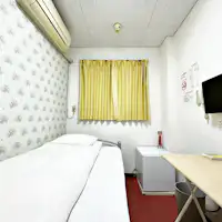 Kamar Single dengan Wallpaper Bermotif Bunga