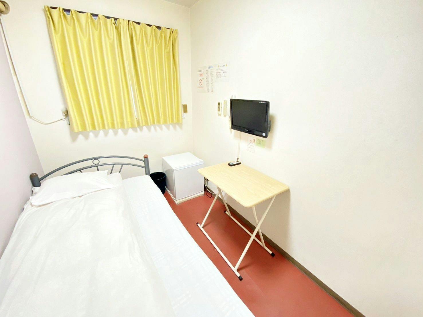 Kamar Single dengan Dinding Polos